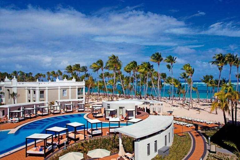 HOTEL RIU PALACE BAVARO Punta Cana piscina con vista a la playa
