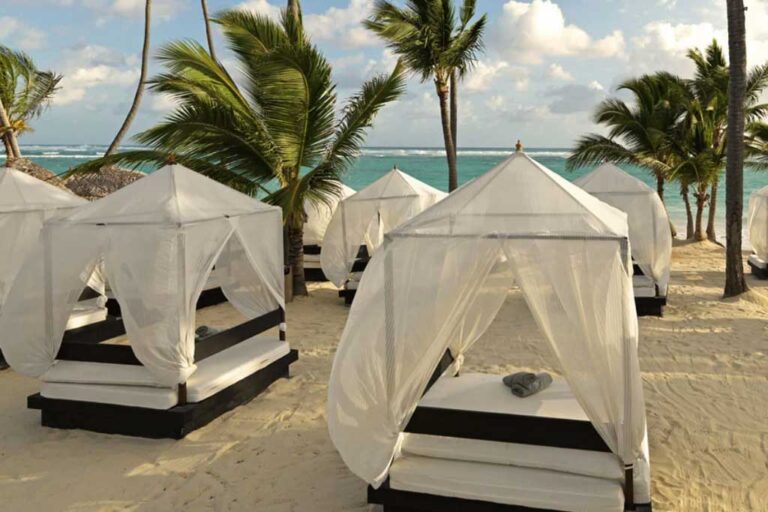 Hotel Ocean Blue & Sand Punta Cana camas en la playa
