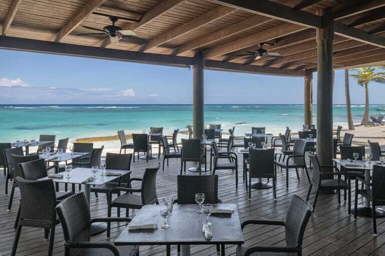 Hotel Ocean Blue & Sand-Punta-cana-restaurante frente a la playa