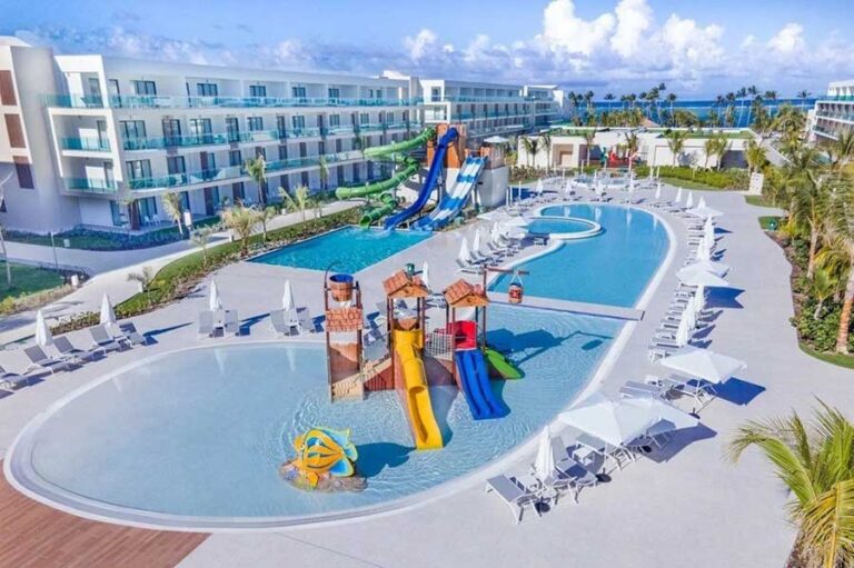 Hotel-Serenade-Punta-Cana-piscina-con-toboganes