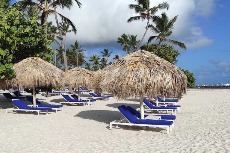 Hotel-Serenade-Punta-Cana-servicio-en-la-playa