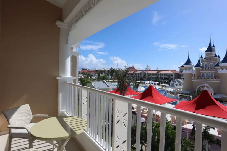 HOTEL-BAHIA-PRINCIPE-balcon-suirte