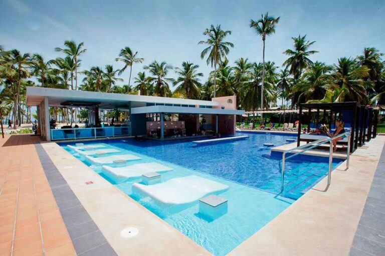 HOTEL RIU PALACE MACAO bar dentro de la piscina