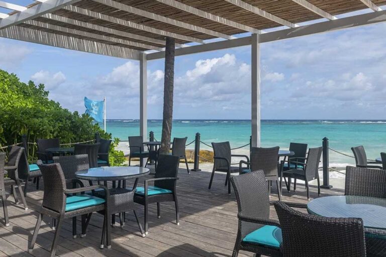 Hotel Ocean Blue & Sand Punta cana mesas frente a la playa