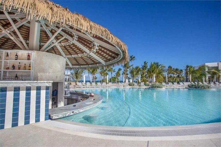 Hotel-Serenade-Punta-Cana-bar-en-la-piscina