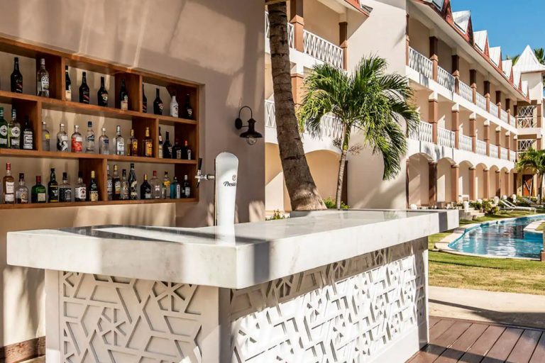 HOTEL-BE-LIVE-(Adults-Only)-bar-frente-a-la-piscina