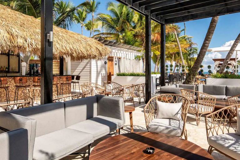 HOTEL-BE-LIVE-(Adults-Only)-restaurante-frente-a-la-piscina