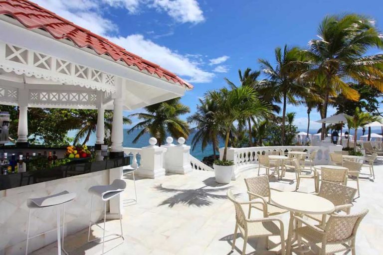 Hotel-Bahia-Principe-Luxury-Bar-en-terraza