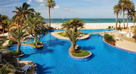 paradise-coche-piscina-frente-al-mar