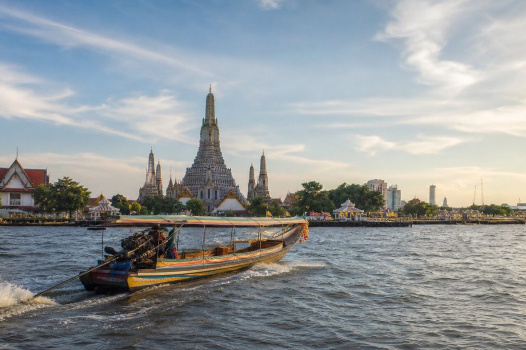 Barco tradicional navegando por el río Chao Phraya en Bangkok