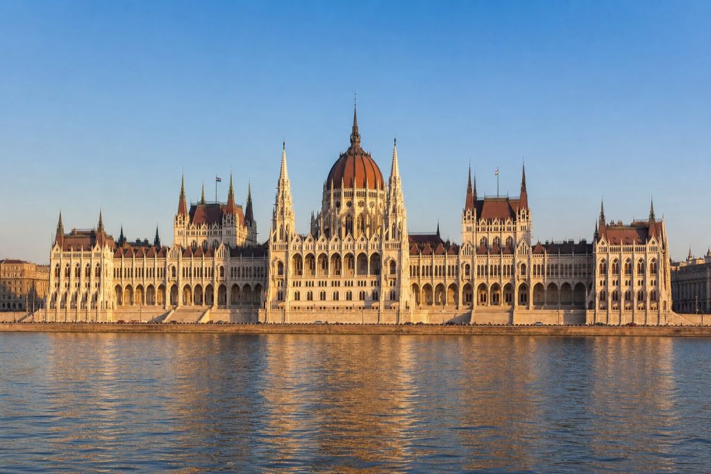 Parlamento de Hungría junto al río Danubio en Budapest