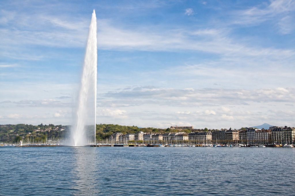Fuente Jet d’Eau junto al lago Lemán en Ginebra, Suiza