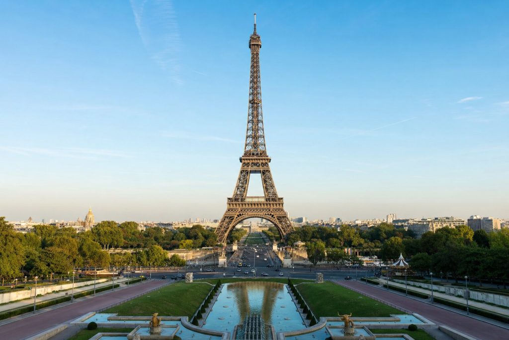 Torre Eiffel y río Sena en París, Francia