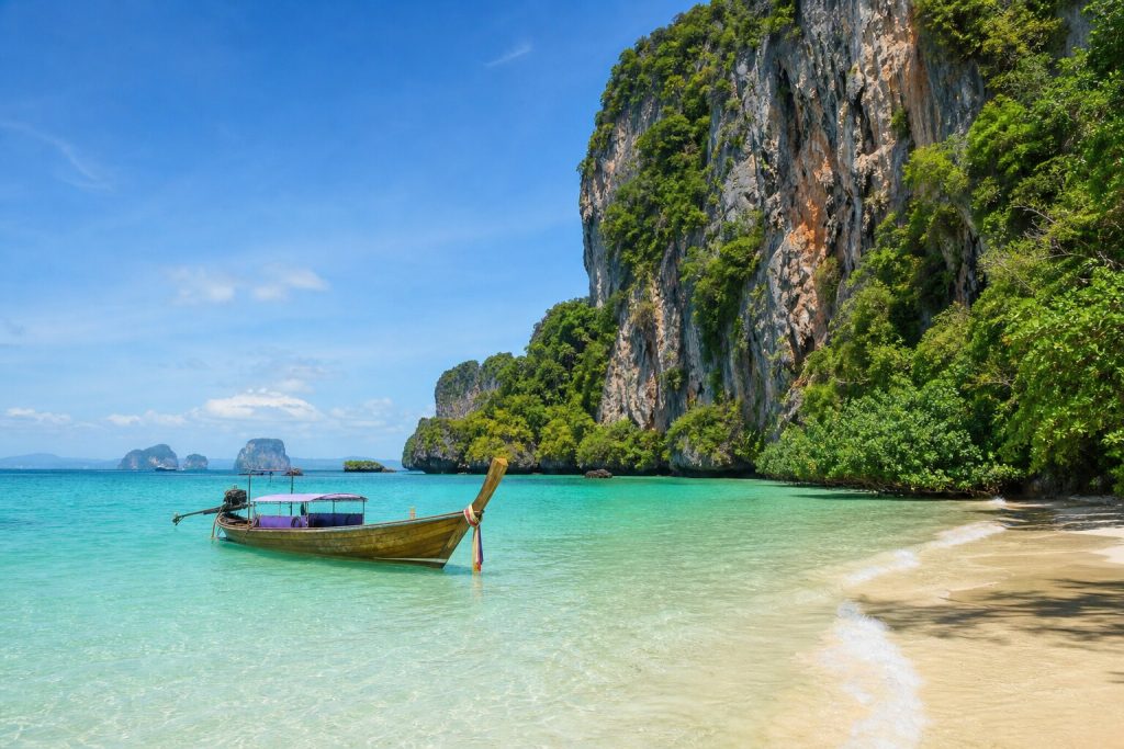 Playa tropical y formaciones de roca caliza en Phuket, Tailandia