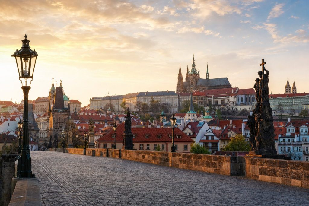 Puente de Carlos y Castillo de Praga en la República Checa
