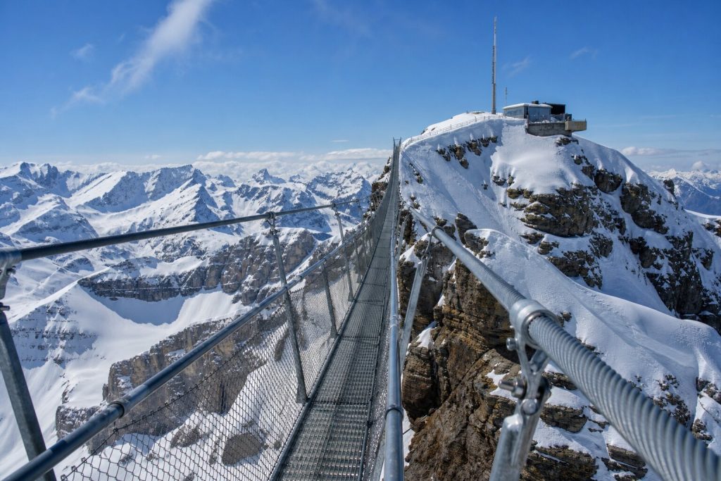 Puente colgante Peak Walk en Glacier 3000, Alpes suizos